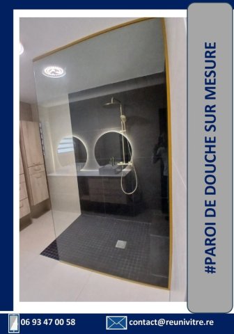 Création et installation de paroi de douche sur mesure à La Réunion